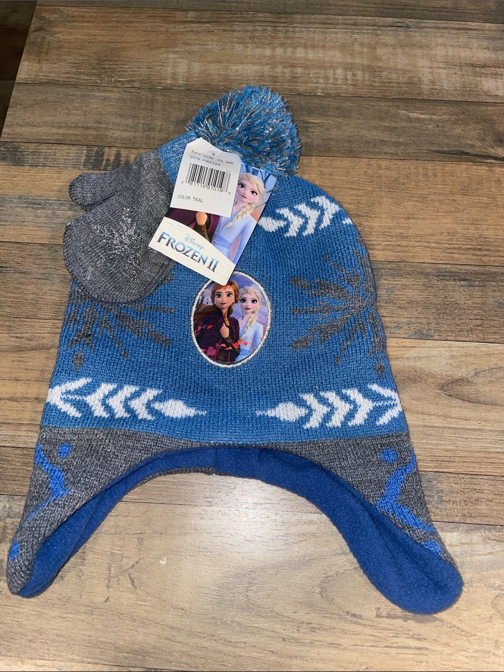 NWT Disney Frozen II knit winter hat and mitten set